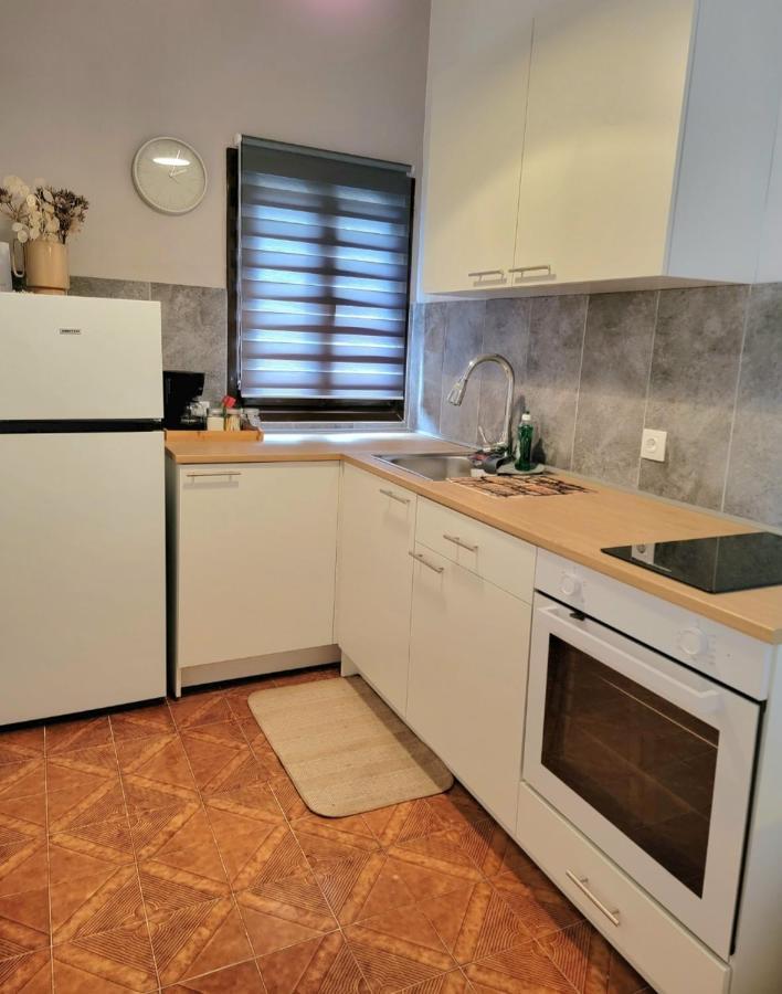 Ayerina Ground Floor Apartment Арилас Екстериор снимка